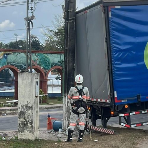 Caminhão colide com poste e causa apagão no bairro Copacabana, em Cruzeiro do Sul