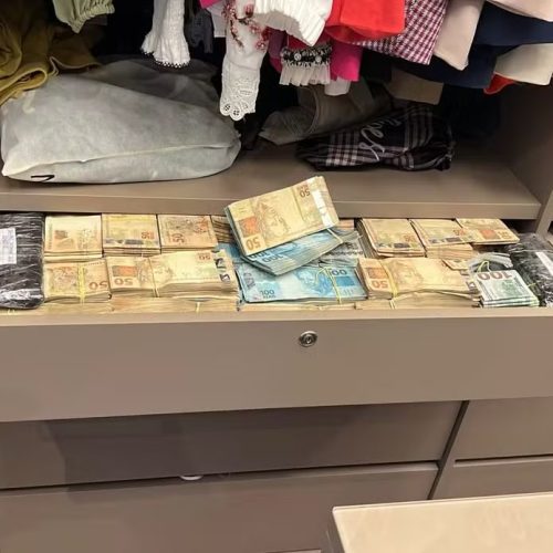 Durante operação, PF encontra R$ 3,2 milhões escondidos em armário de ex-prefeito