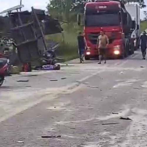 Caminhões colidem na BR-364 e carga de farinha fica espalhada na rodovia