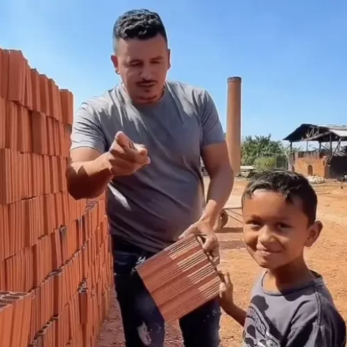 Empresa doa tijolos para construção de casa de menino que vive em barraco