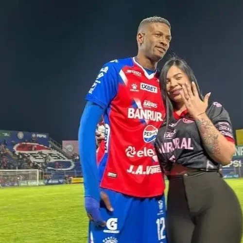 Noivado em campo de futebol termina após três dias do pedido