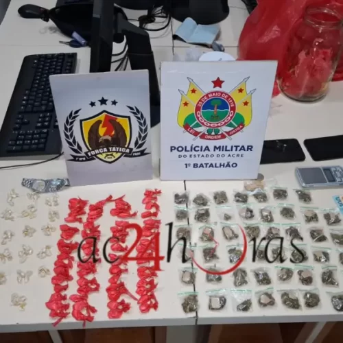 Dupla é presa com drogas, simulacro de arma e algema na capital