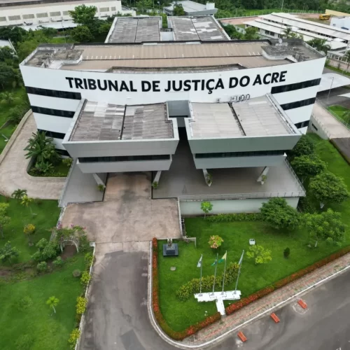 Justiça derruba decisão do TCE e mantém secretário de Educação no cargo