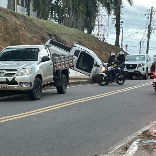 Veículo perde controle e despenca no Morro da Glória, em Cruzeiro do Sul”