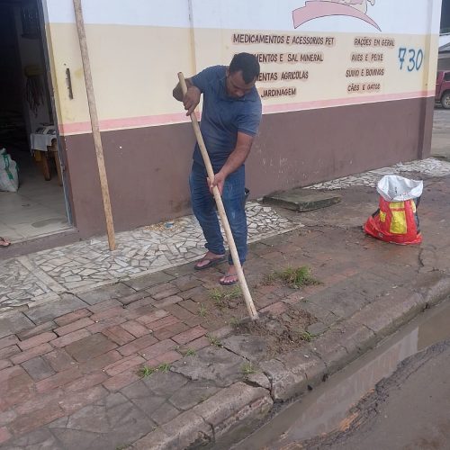 Vereador Amozildo e presidente do Bairro São Francisco realizam limpeza de bueiro