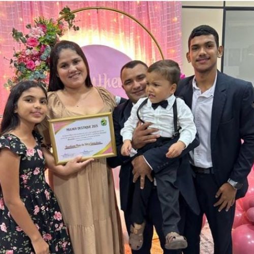 Vereador Amozildo se emociona ao homenagear esposa como Mulher Destaque 2025 na Câmara de Mâncio Lima