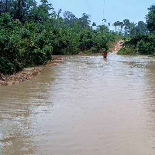 Água invade ramais entre Mâncio Lima e Rodrigues Alves, prejudicando o tráfego