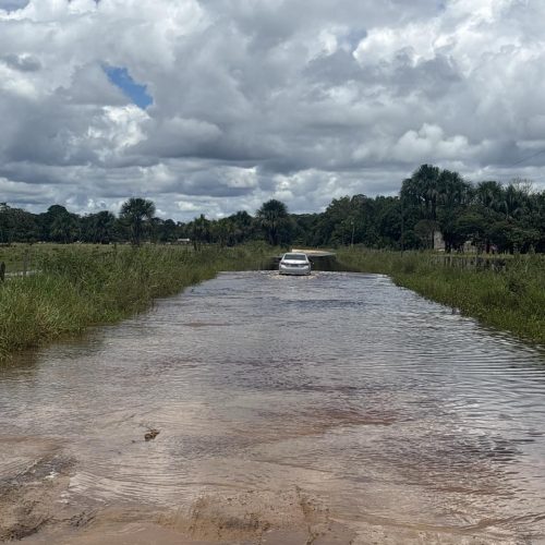 Defesa Civil intensifica monitoramento na estrada do Viola devido ao transbordamento do Igarapé Branco