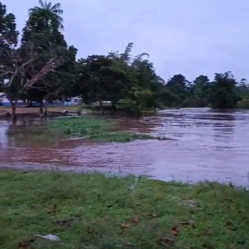 Rio Azul ultrapassa cota de transbordamento e preocupa moradores