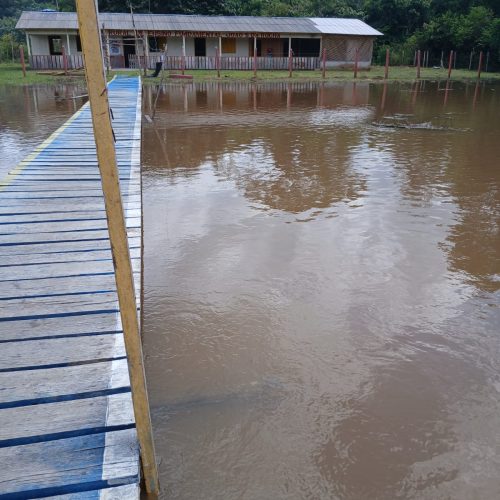 Escola ribeirinha João Sabino da Rocha está prestes a ser inundada pelas águas do Rio Azul