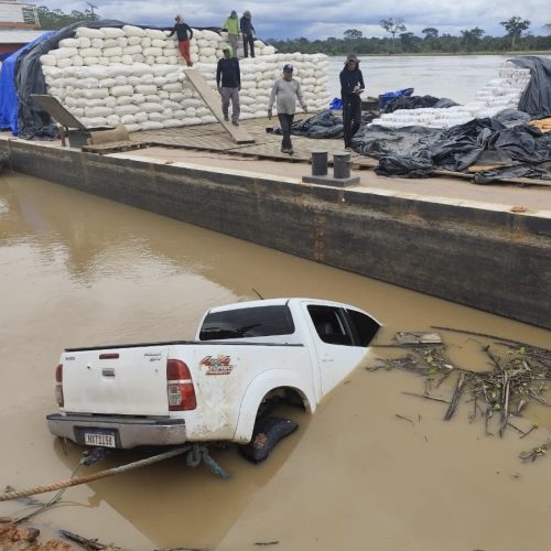 Caminhonete cai no Rio Juruá no Porto do Governo em Cruzeiro do Sul