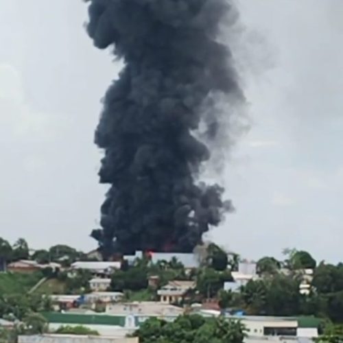 URGENTE: Um incêndio de grandes proporções atingiu um prédio comercial em Cruzeiro do Sul.
