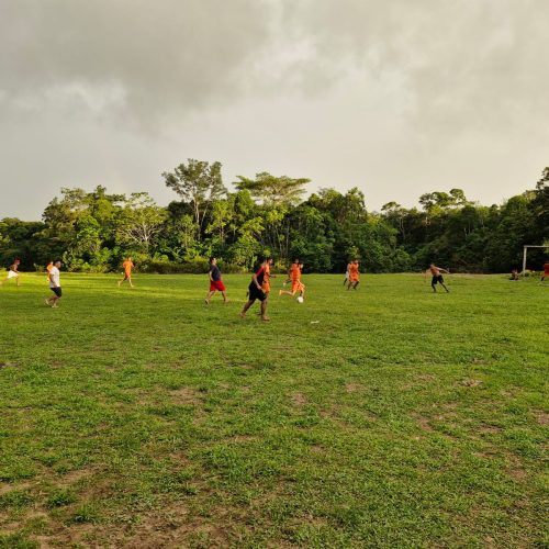Futebol nas comunidades ribeirinhas mantém viva a tradição e promove a alegria aos domingos