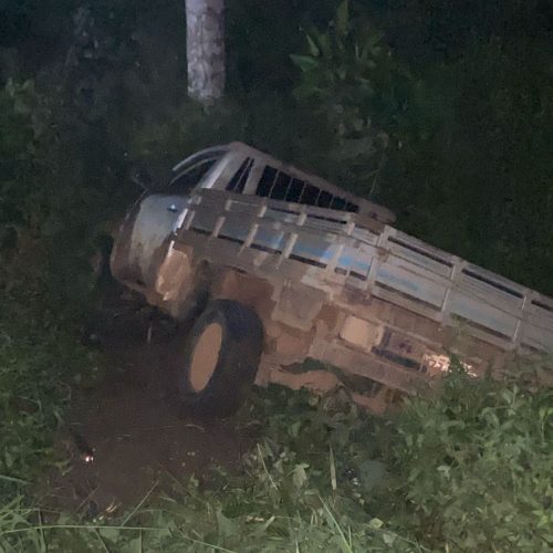 Caminhonete cai em vala no bairro São Vidal, em Mâncio Lima