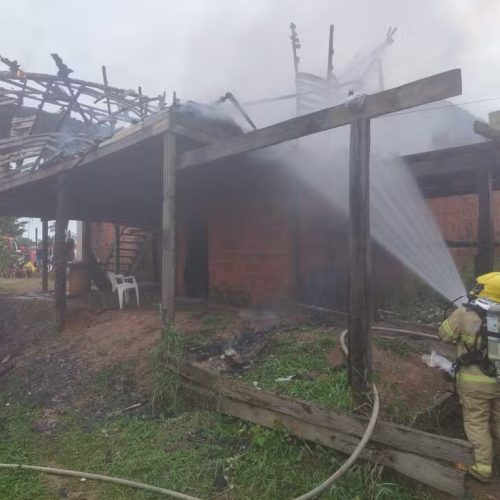 Família tem casa destruída após criança de 5 anos atear fogo em almofada com isqueiro no Acre