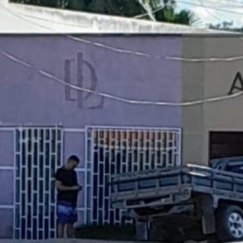 Caminhonete desgovernada entra em loja no centro da cidade de Mâncio Lima