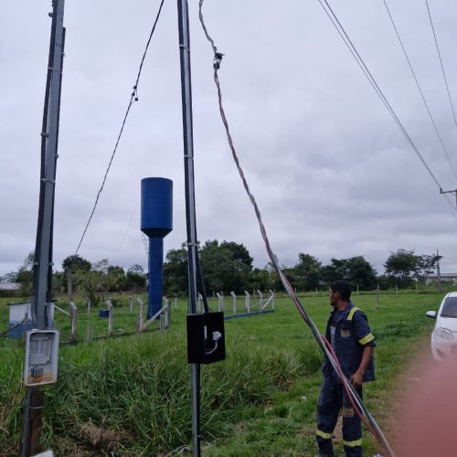 Caminhão derruba padrão de energia e deixa bairro sem água em Mâncio Lima; Saneacre realiza reparo