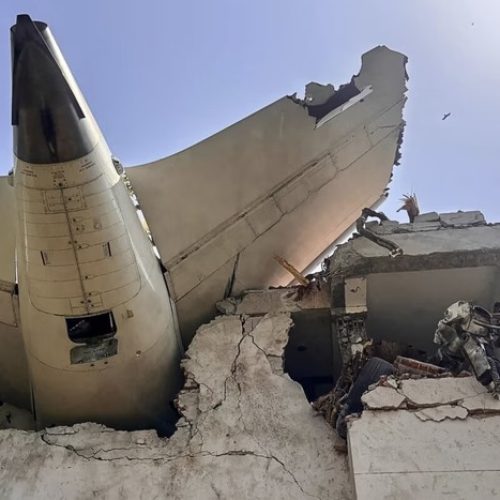 Avião com destino a Londres cai na Índia com 242 pessoas a bordo