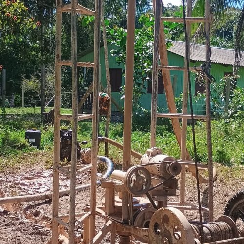 Prefeitura de Mâncio Lima realiza escavação de poço na comunidade indígena Timbaúba em parceria com o Governo do Estado