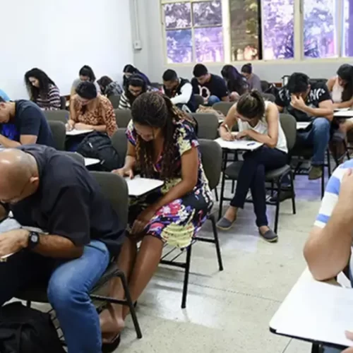 Professores aprovados para EJA são convocados para assinatura de contrato
