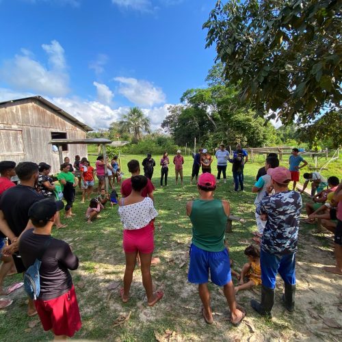 Com a presença do Superintendente da Pesca, Elton da Pesca entrega cerca 250 carteiras para pescadores ribeirinhos
