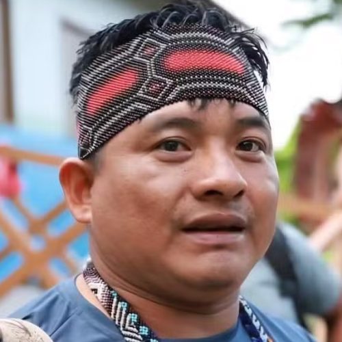 Líder indígena acusado de estupro por turista chilena se apresenta à polícia e é preso