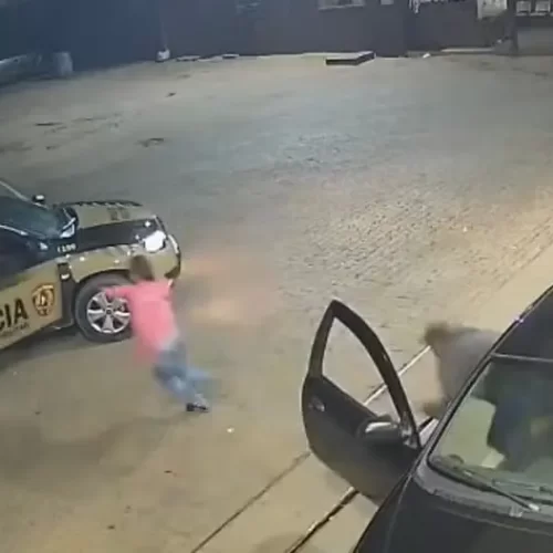 Mulher estuprada e sequestrada levou 3 segundos para ‘saltar’ de carro do ex e chegar à viatura da polícia