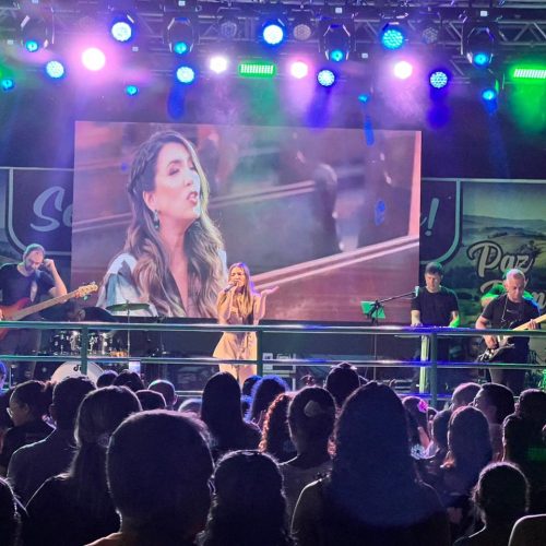 Noite de fé e emoção: Aline Brasil encanta Mâncio Lima no encerramento do Novenário de São Francisco