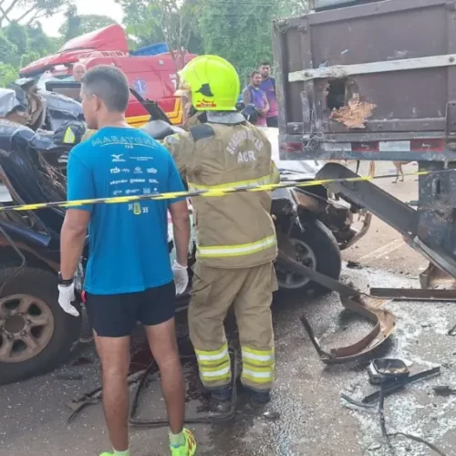 Carro colide com carreta estacionada e deixa um morto e dois feridos no Acre