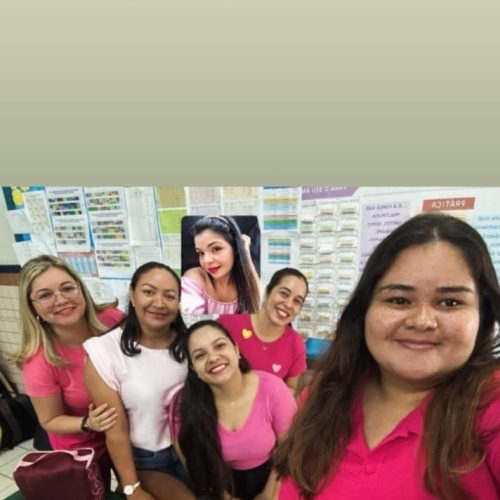 Professores da Escola Francisco Freire de Carvalho vestem rosa em apoio ao Outubro Rosa