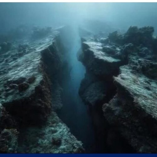A TERRA ESTÁ SE PARTINDO! Cientistas registram, pela primeira vez, uma placa tectônica se rompendo sob o oceano