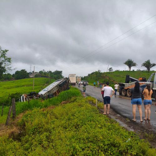 Caminhão da Gazin tomba na BR-364 entre Feijó e Rio Purus, motorista sai ileso.
