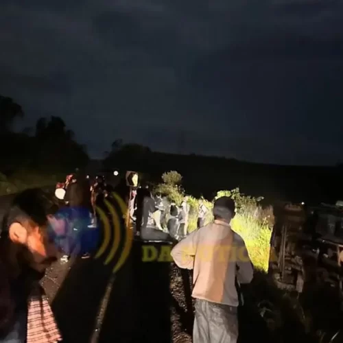 Erosão e falta de sinalização podem ter ocasionado acidente de ônibus que tombou na BR-364