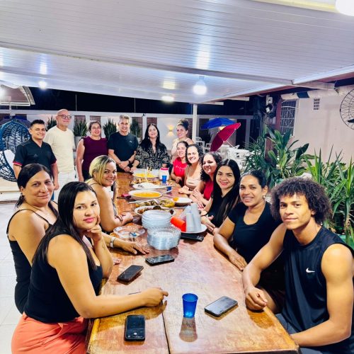 Deputada Estadual Maria Antônia e ex-prefeito Dêda recepcionam seleção feminina de vôlei de Mâncio Lima em sua residência