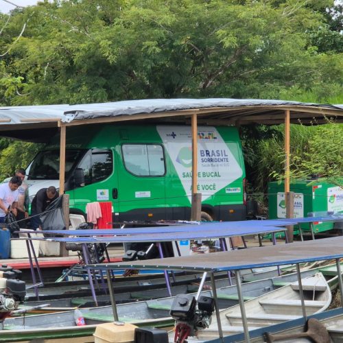 Mâncio Lima revoluciona saúde bucal com a van Odontológica Móvel subindo o Rio Moa em cima de uma balsa