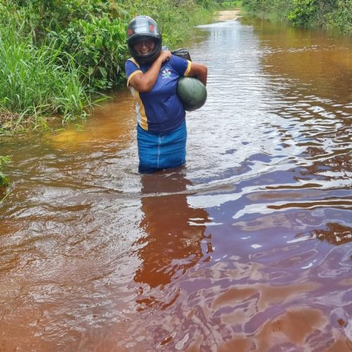Água cobre trecho do Ramal dos Paulinhos e moradores enfrentam dificuldades em Cruzeiro do Sul