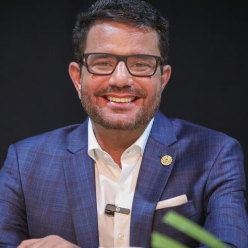 Gladson antecipa renúncia para o dia 2 de abril e marcará início de nova fase comendo quibe de arroz no mercado