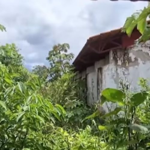 Obra de escola iniciada há 11 anos segue abandonada e tomada pelo mato em Tarauacá