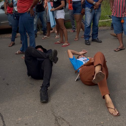 Manifestantes deitam na BR-364 e protesto gera tensão em Sena Madureira