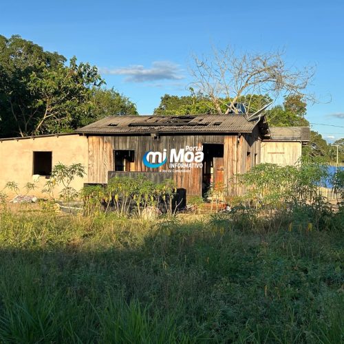 Casa pega fogo no Ramal do Girinos em Mâncio Lima e moradores ajudam a conter chamas