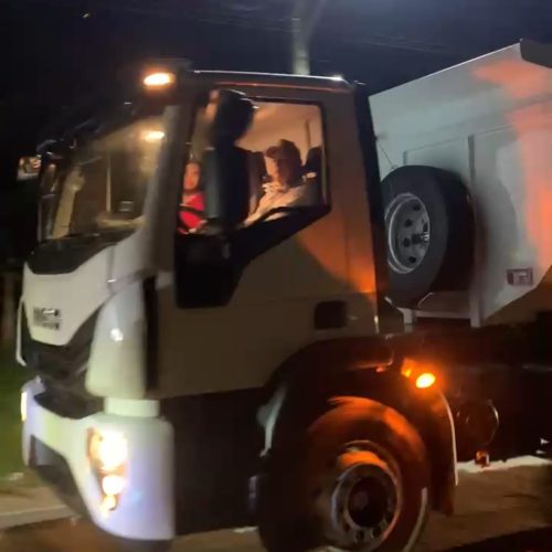 Novas máquinas chegam a Mâncio Lima: prefeito Zé Luiz acompanha entrega ao volante de um caminhão