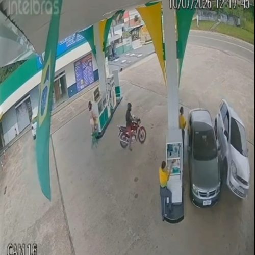 Motorista perde o controle da direção e quase sobe sobre carro que abastecia em posto de combustíveis em Mâncio Lima
