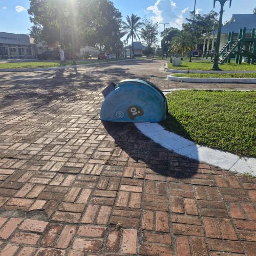 Orelhão que já reuniu filas em Mâncio Lima agora aparece destruído em praça