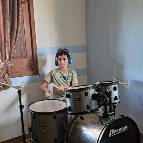 Criança de 9 anos se destaca tocando bateria e encanta comunidade em Mâncio Lima