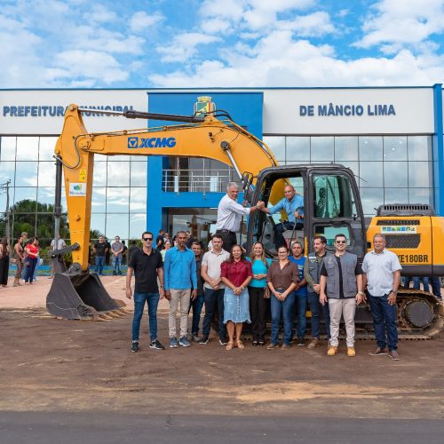 Prefeitura de Mâncio Lima recebe escavadeira hidráulica fruto de emenda do Senador Sérgio Petecão