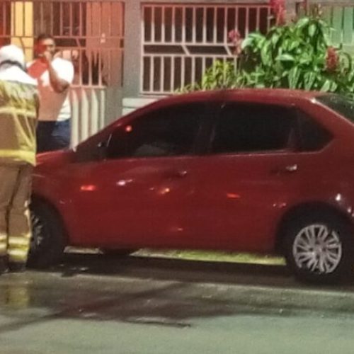 Princípio de incêndio em veículo é controlado pelo Corpo de Bombeiros no centro de Cruzeiro do Sul