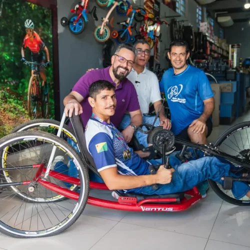 Paratleta acreano ganha bicicleta adaptada e realiza sonho com apoio de Alan Rick