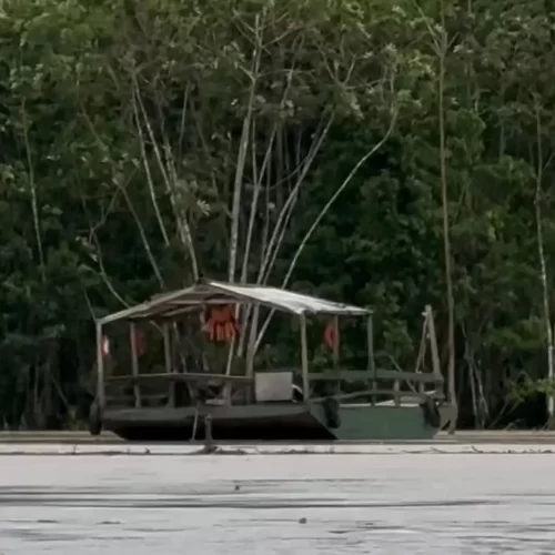 Travessia inesperada: balsa se solta em Cruzeiro do Sul e percorre o Rio Juruá até Guajará