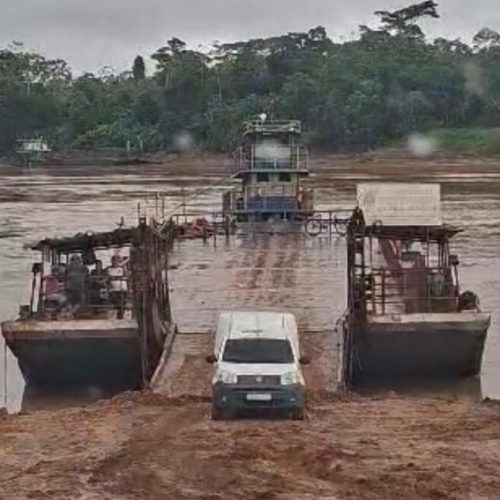 Moradores de Rodrigues Alves enfrentam dificuldades extremas para atravessar o rio Juruá em direção a Cruzeiro do Sul durante o período chuvoso na Amazônia.