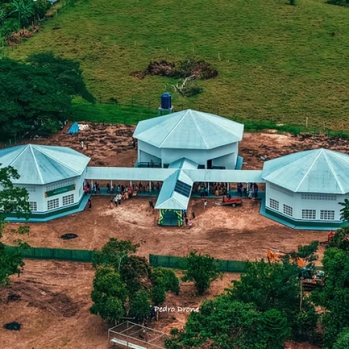 Prefeitura e Governo entregam escola-modelo na Terra Indígena Nukini no Rio Moa